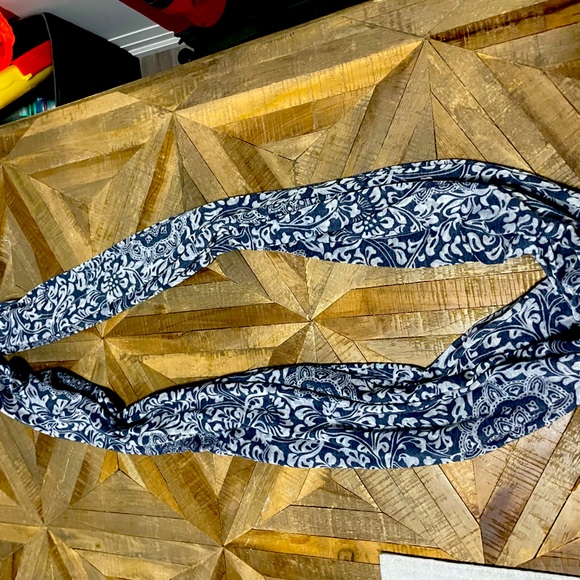 Round fashion neck scarf. Navy and white. - Picture 1 of 1